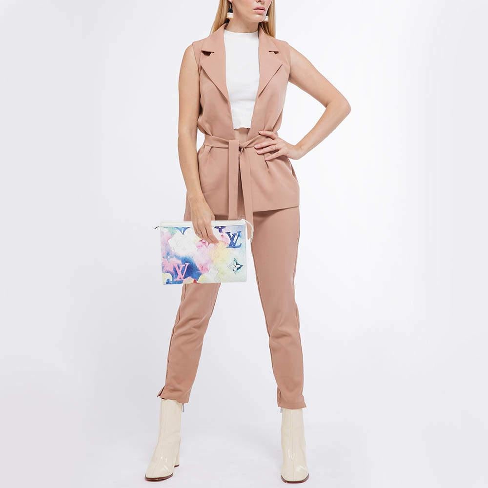 Concediti il lusso con questa Pochette Voyage MM di LV. Realizzato meticolosamente con materiali pregiati, combina un design squisito con un'artigianalità impeccabile e un'eleganza senza tempo. Eleva il tuo stile con questo accessorio di moda.