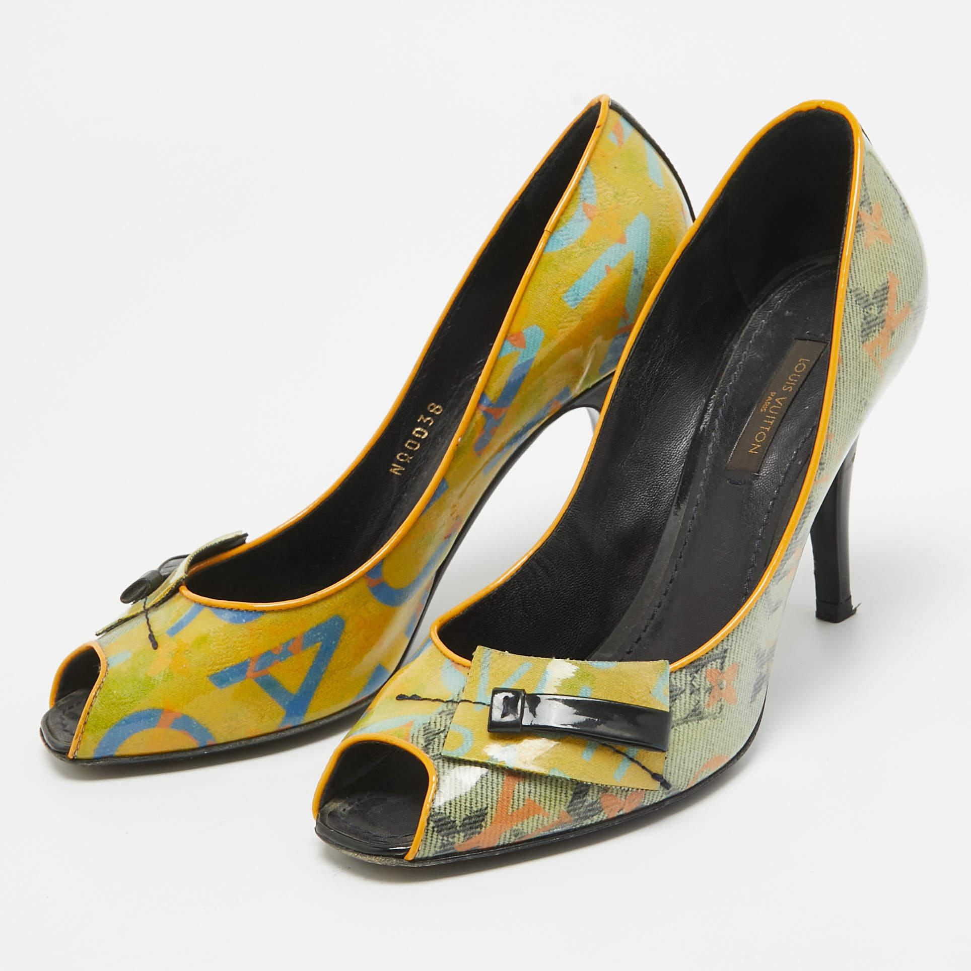 Luxueusement conçue en PVC, cette paire d'escarpins Richard Prince Flash Pulp de la collection printemps-été 2008 de Louis Vuitton a été conçue pour vous donner l'allure de la diva que vous êtes. D'une teinte classique, ces escarpins à bouts pointus