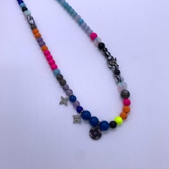 Collier à breloques Monogram de Louis Vuitton en résine multicolore et perles de collier en opale