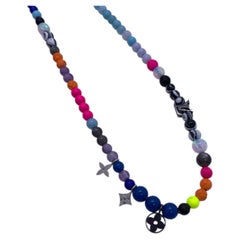 Collier à breloques Monogram de Louis Vuitton en résine multicolore et perles de collier en opale