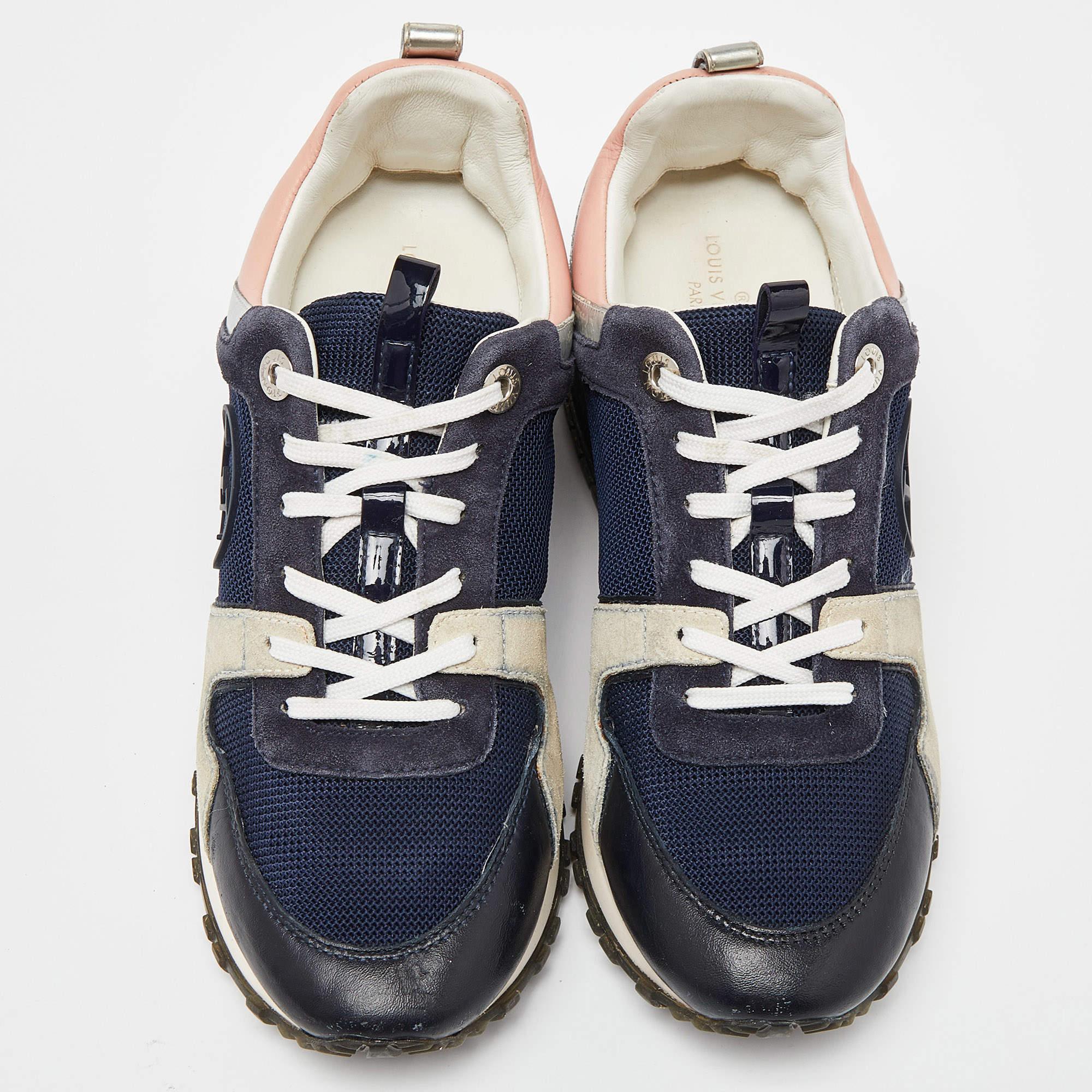 Avec leur silhouette classique, ces baskets de créateur sont une combinaison parfaite de luxe, de confort et de style. Ces baskets sont finies avec des détails de signature et des semelles confortables.

