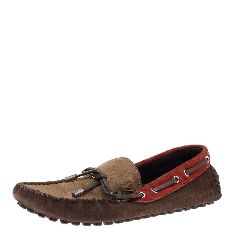 Les mocassins Louis Vuitton, appréciés par les hommes et les femmes du monde entier, sont parfaits pour faire une déclaration de mode. Ces mocassins Arizona en daim sont disponibles en trois couleurs et sont dotés de bouts ronds, d'attaches, d'une