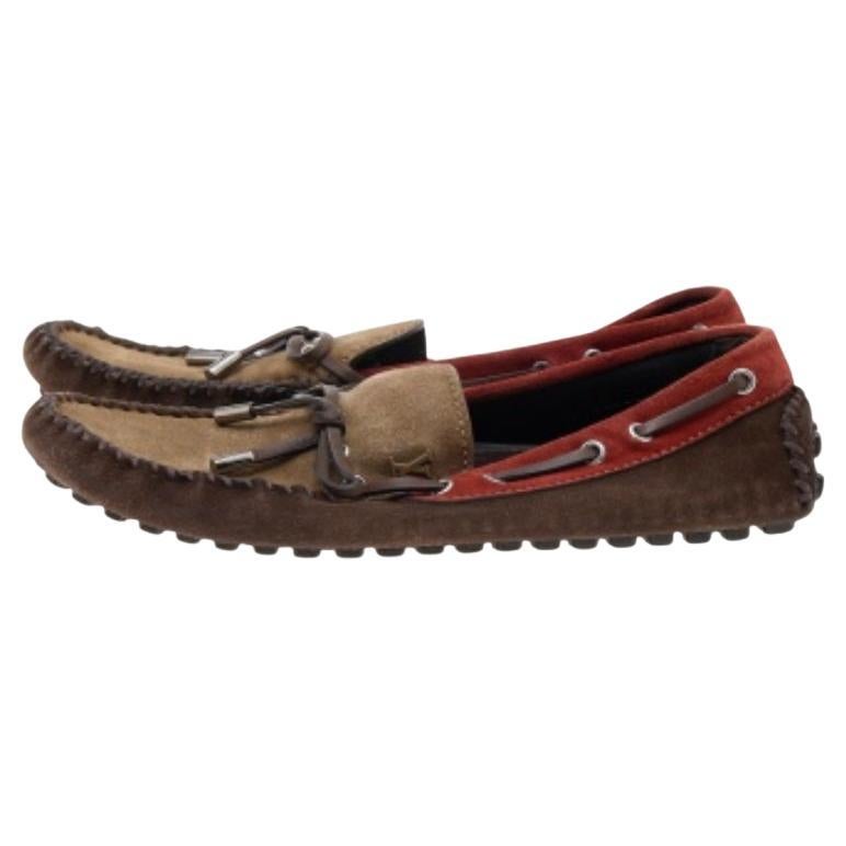 Les mocassins Louis Vuitton, appréciés par les hommes et les femmes du monde entier, sont parfaits pour faire une déclaration de mode. Ces mocassins Arizona en daim sont disponibles en trois couleurs et sont dotés de bouts ronds, d'attaches, d'une