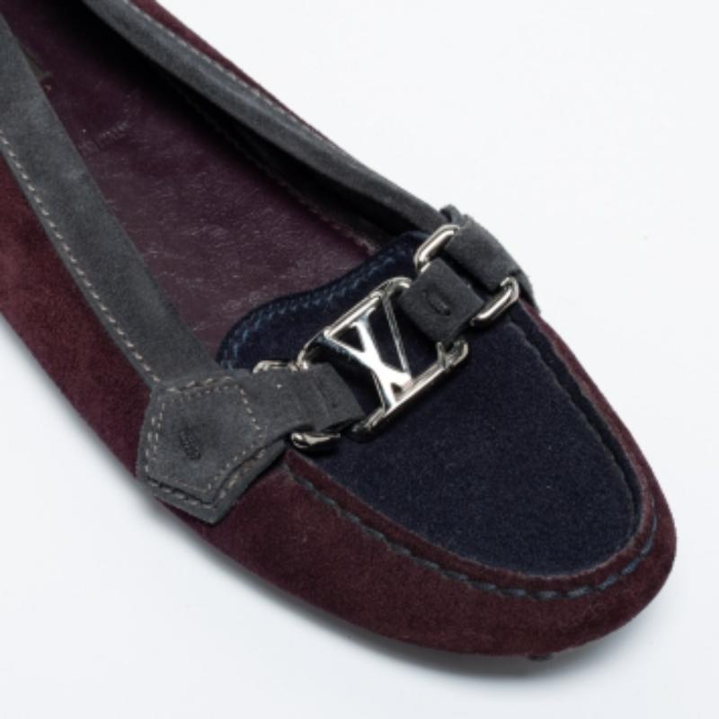 The rubber soles of these Louis Vuitton loafers ensures comfortable and easy steps. Created from suede, they get a luxe update with a 'LV' motif in silver tone on the uppers and exhibits a slip-on fitting. The multicolor display of this pair makes