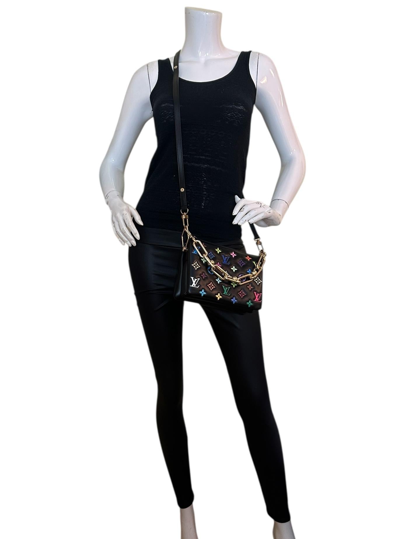 Louis Vuitton Murakami LV X TM Borsa a tracolla Monogram BB in pelle d'agnello goffrata.  Ha una tracolla regolabile che permette di portarla a tracolla o a crossbody e un cinturino a catena per portarla a baguette o sottobraccio.

Prodotto in:
