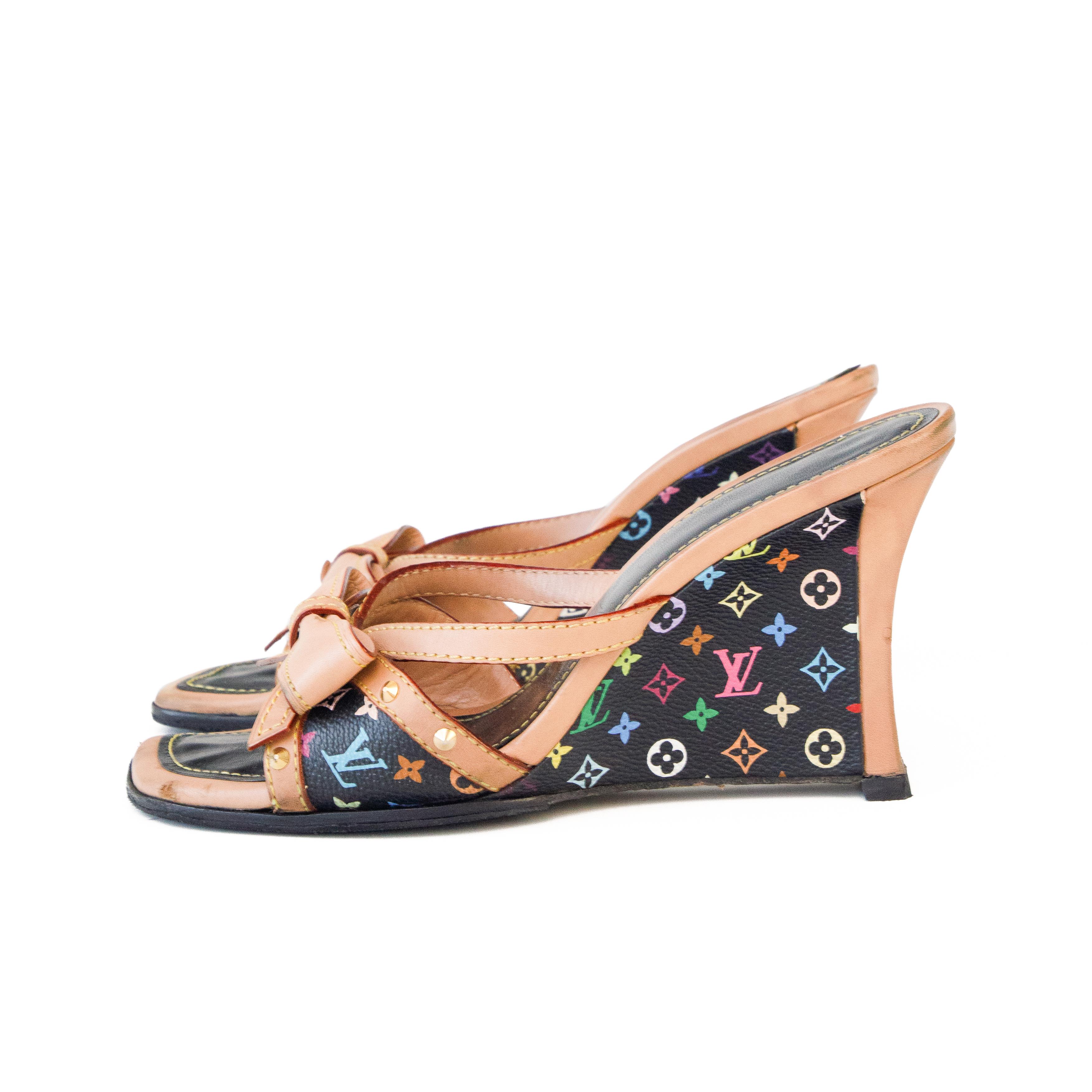 Ruder Than The Rest presenta los tacones de cuña con monograma multicolor Takeshi Murakami de Louis Vuitton, diseñados por Marc Jacobs.

50 tonos de monograma sobre lienzo negro.

Detalles en piel vachetta.

Vintage, circa 2007.

Autenticidad