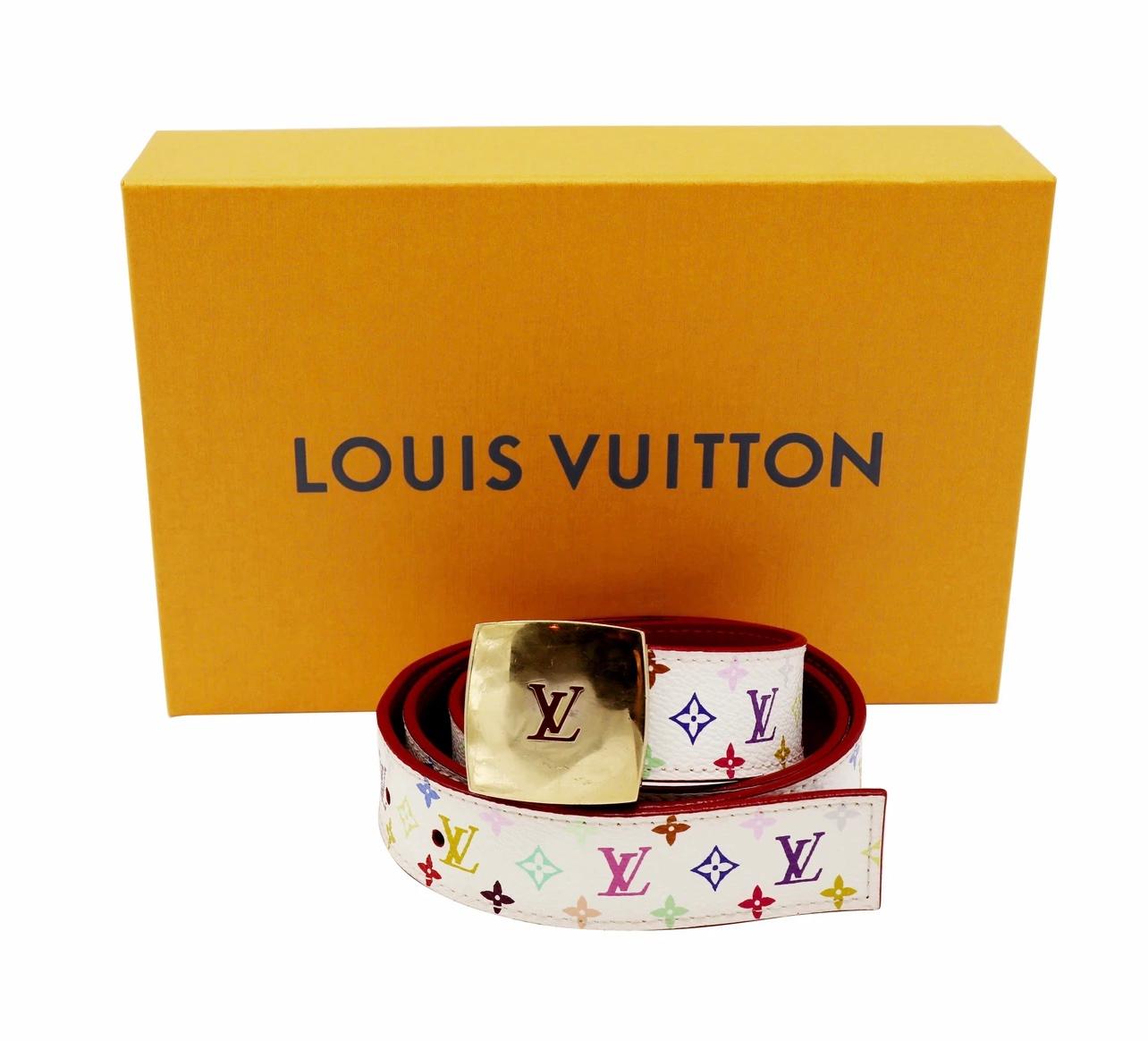 Cette ceinture Louis Vuitton est issue de la collection 2003 et est fabriquée en toile enduite. La ceinture comporte une toile enduite blanche avec un monogramme multicolore, une boucle Tony dorée et une garniture et un dos en cuir rouge.

MATÉRIEL