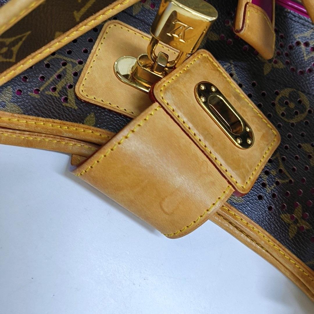 Louis Vuitton Musette Marron Perforé Monogramme Rose Intérieur en vente 5