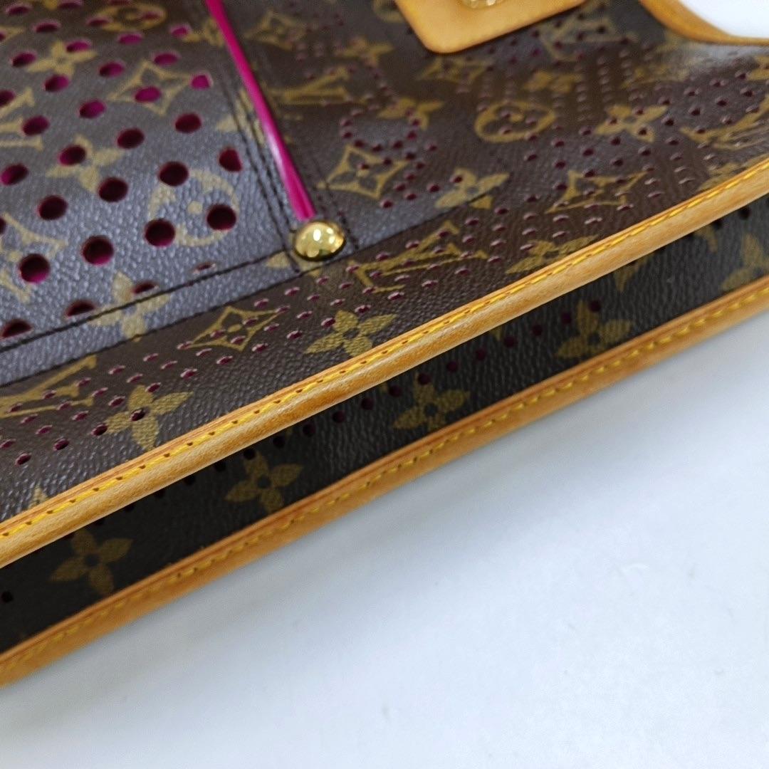 Louis Vuitton Musette Marron Perforé Monogramme Rose Intérieur en vente 6