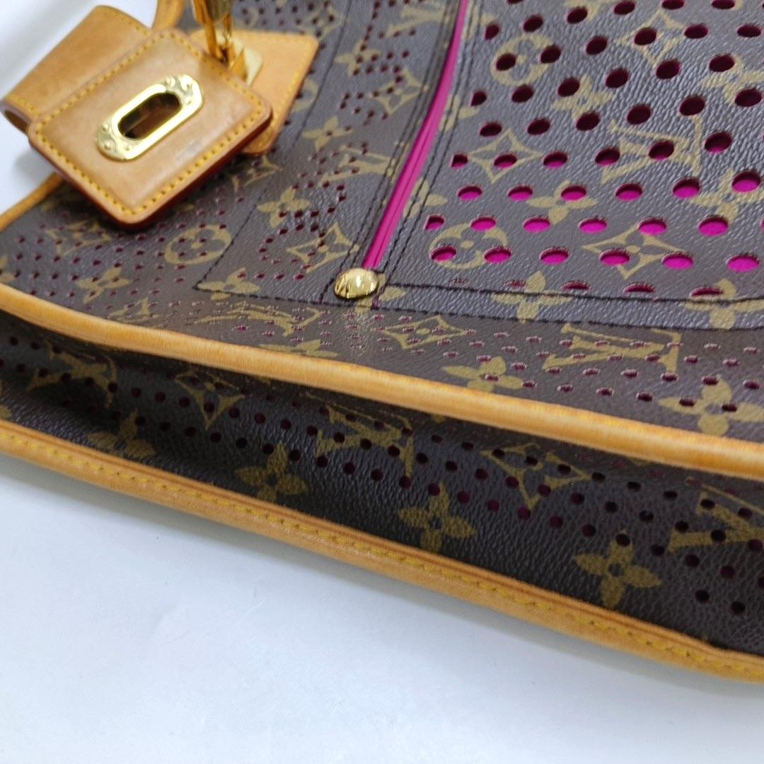 Louis Vuitton Musette Marron Perforé Monogramme Rose Intérieur en vente 7