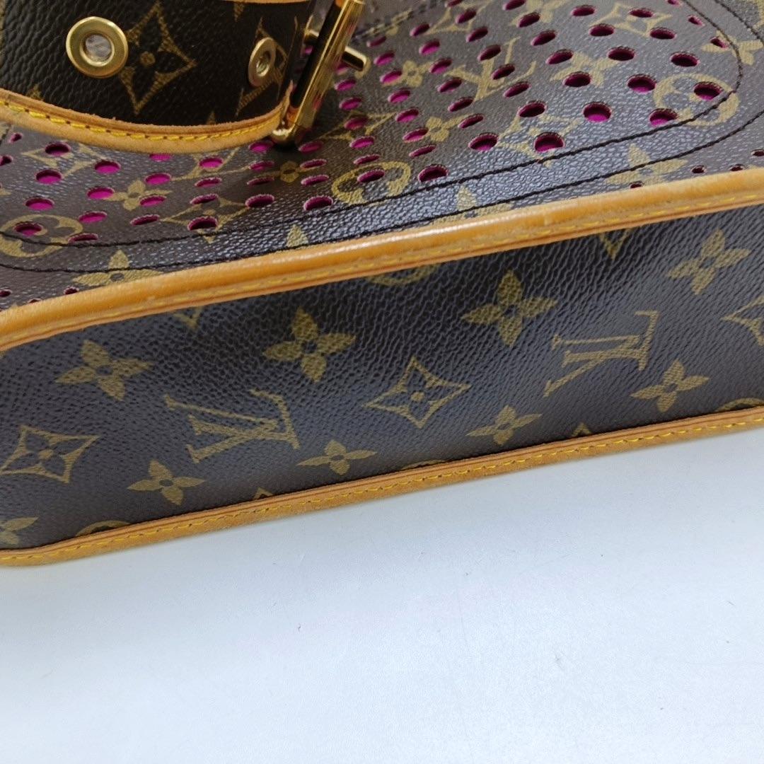 Louis Vuitton Musette Marron Perforé Monogramme Rose Intérieur en vente 9