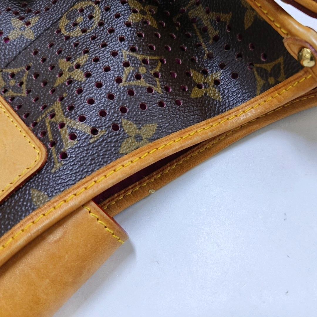 Louis Vuitton Musette Marron Perforé Monogramme Rose Intérieur en vente 12