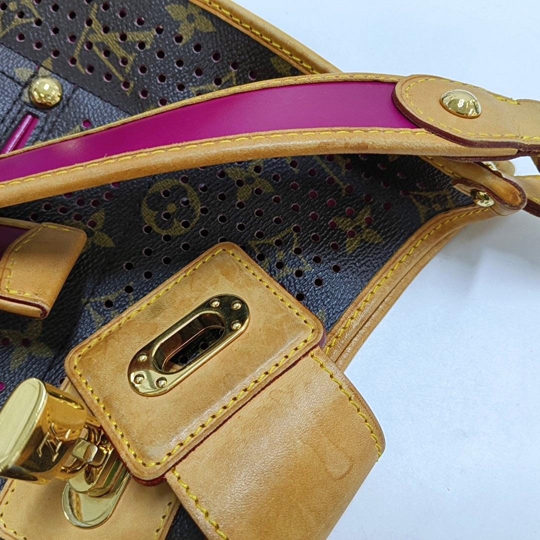 Louis Vuitton Musette Marron Perforé Monogramme Rose Intérieur en vente 14