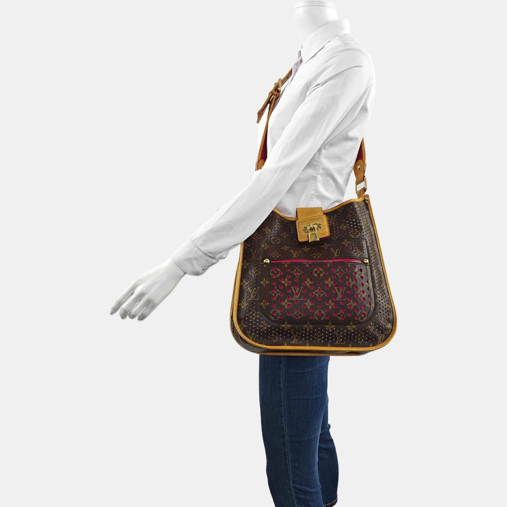 Louis Vuitton Musette Braun Perforiert Monogram Rosa Interieur
Dies sind professionelle Fotos der tatsächlich von Luxbags angebotenen Tasche.
ZUSTAND: SEHR GUT

Leichte Anlaufspuren und Kratzer an den Beschlägen. Reiben um die Keder, Griffe. Leichte