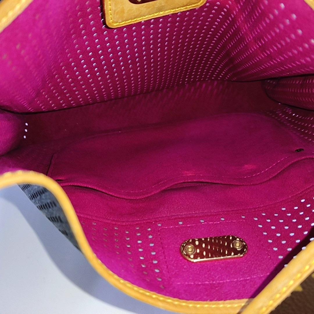 Louis Vuitton Musette Marron Perforé Monogramme Rose Intérieur en vente 2