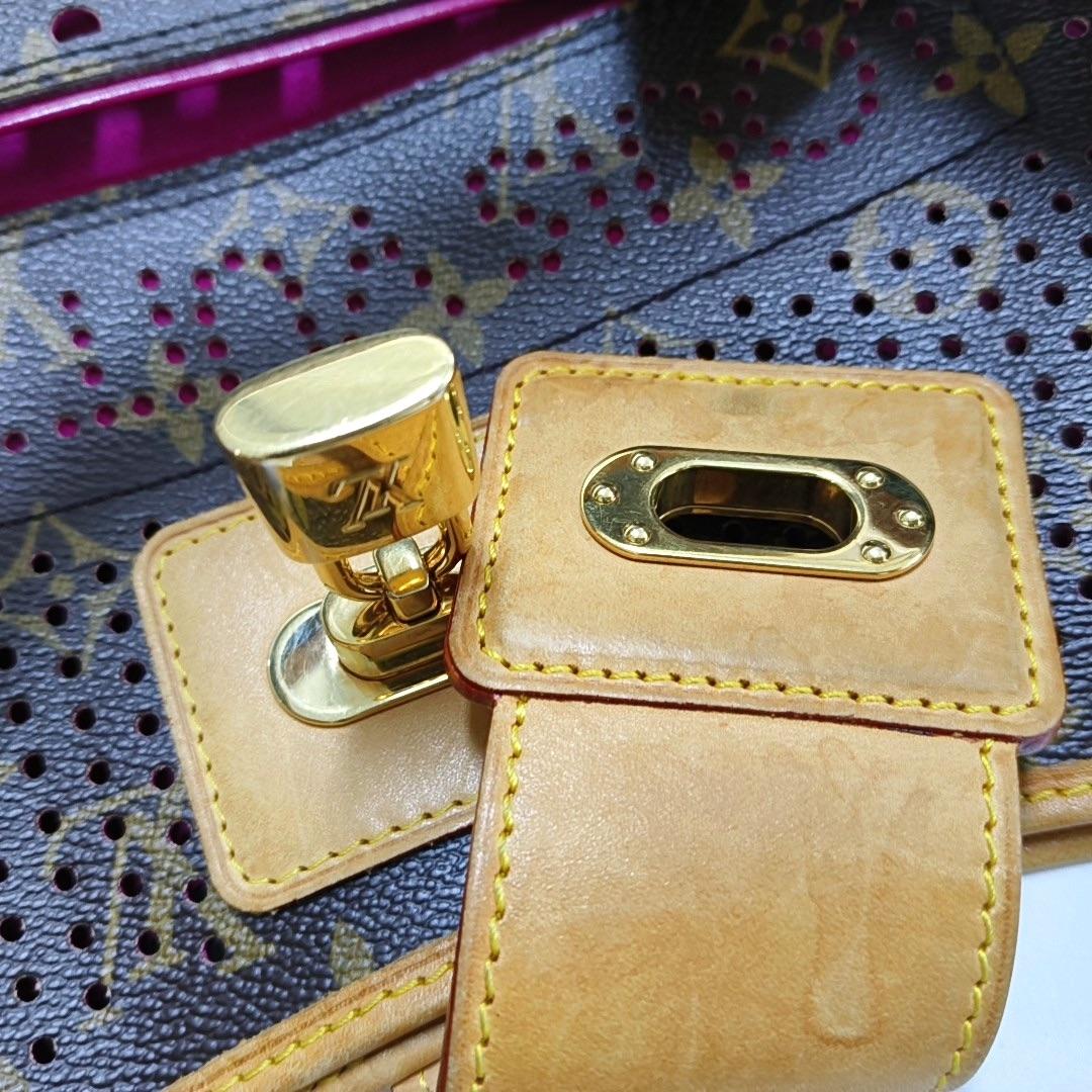 Louis Vuitton Musette Marron Perforé Monogramme Rose Intérieur en vente 4