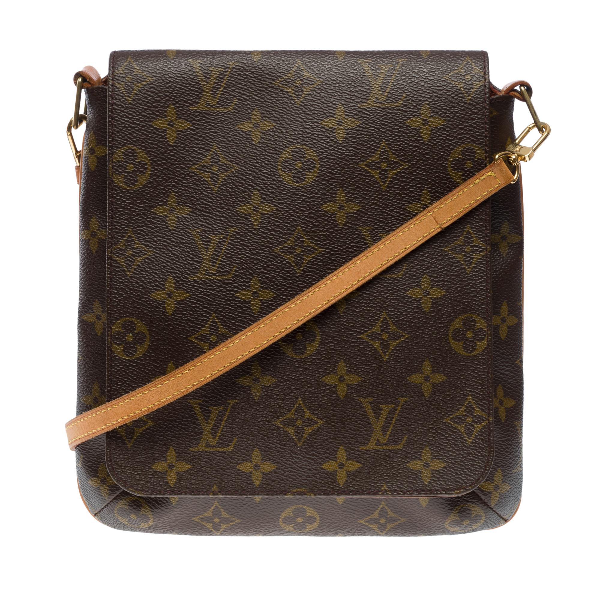 Very​ ​contemporary​ ​Louis​ ​Vuitton​ ​Salsa​ ​Musette​ ​in​ ​brown​ ​monogram​ ​canvas​ ​and​ ​strap​ ​in
natural​ ​calf​ ​leather​ ​adjustable​ ​to​ ​7​ ​levels​ ​allowing​ ​a​ ​shoulder​ ​or​ ​crossbody​ ​carry

Flap​ ​closure
Inner​ ​lining​