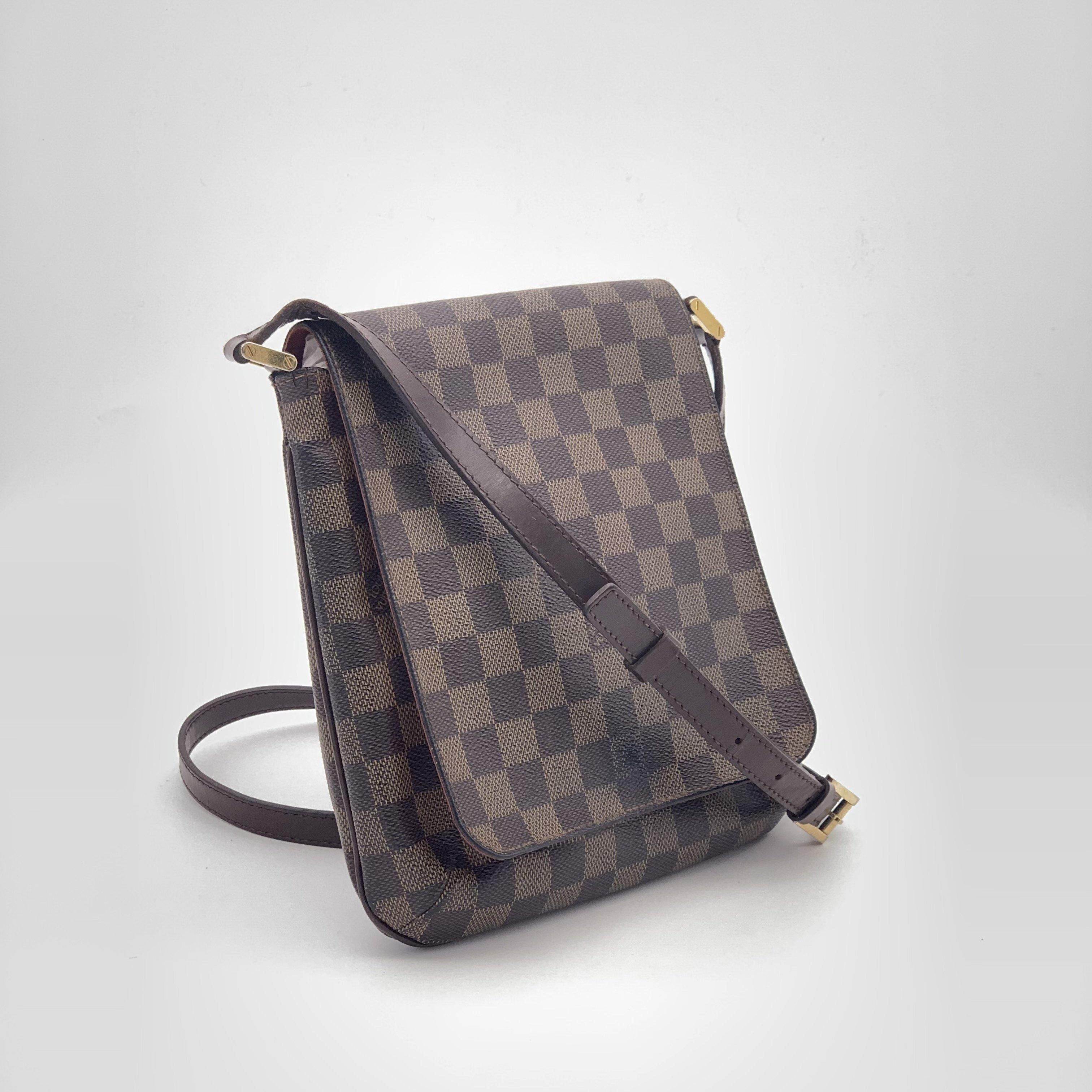 - Designer: LOUIS VUITTON
- Model: Musette
- Condition: Very good condition. Stain on the front of the bag, Sign of wear on Leather
- Accessories: None
- Measurements: Width: 21cm, Height: 24cm, Depth: 2cm, Strap: 120cm
- Exterior Material: