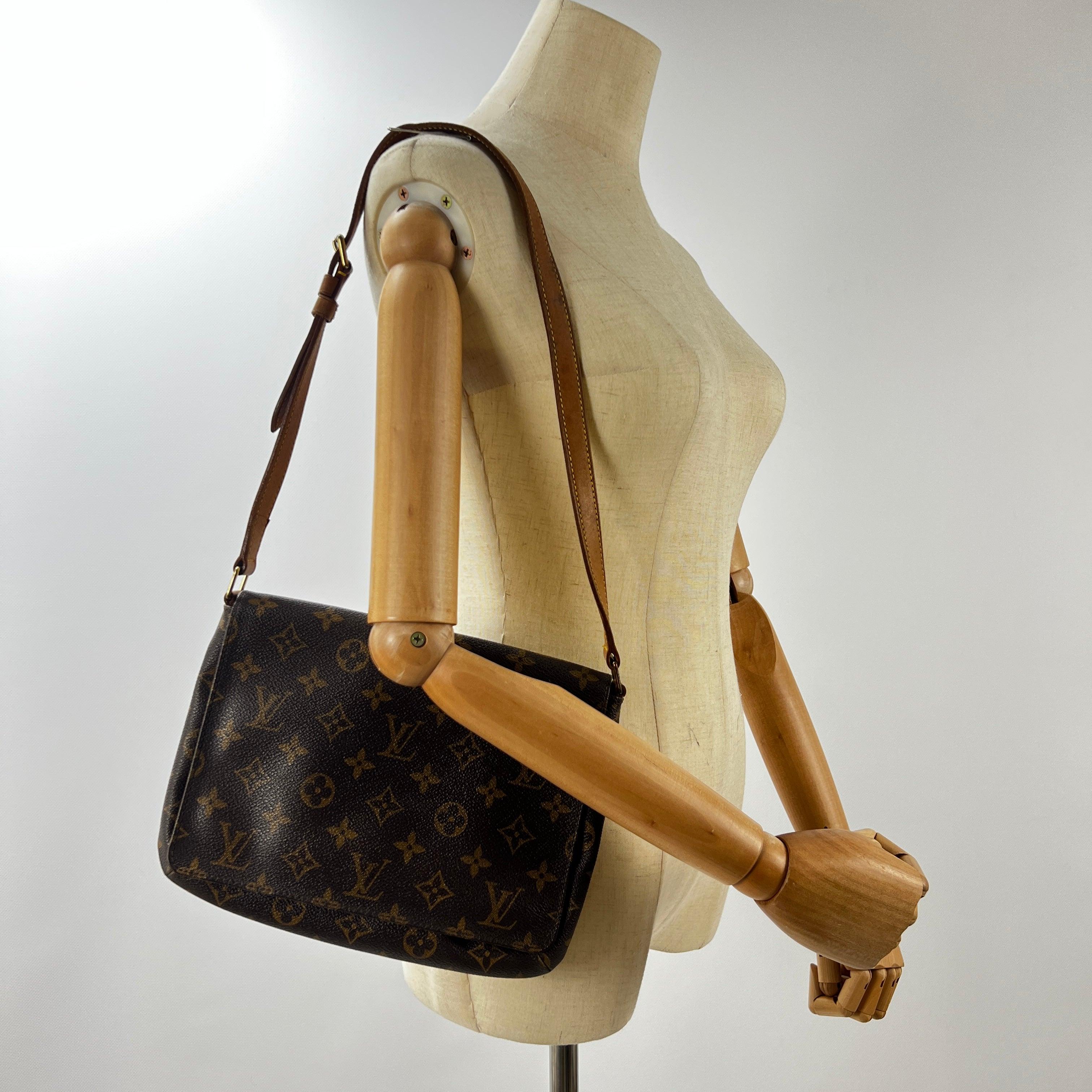 Musette shoulder bag in monogram canvas with leather trim and gold-tone hardware. Flap front; adjustable strap. Date code SP1919 (1999), France. Condition: excellent. Dimensions: 25 × 18 × 5 cm.