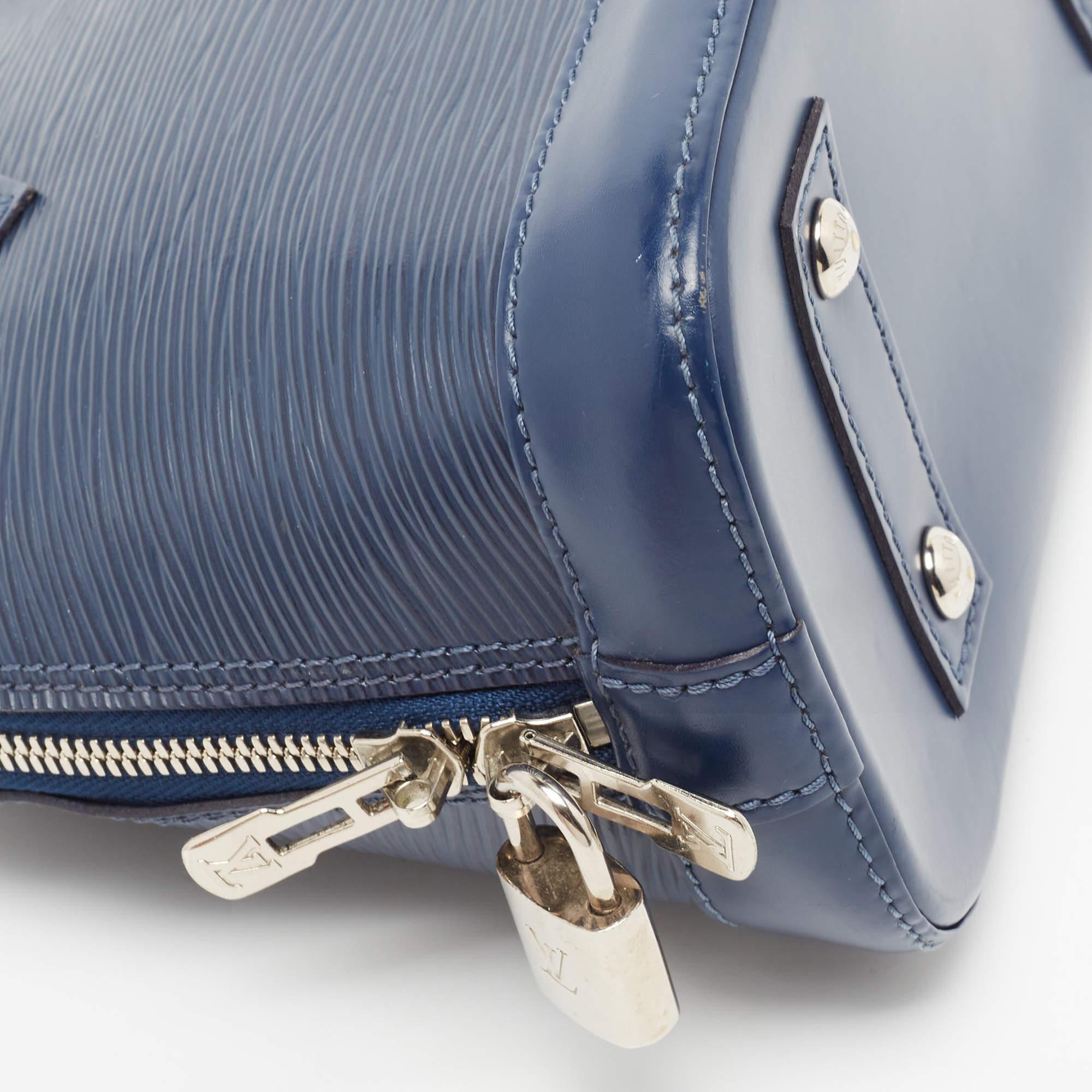 Louis Vuitton Sac Alma BB en cuir épi bleu Myrtille en vente 13