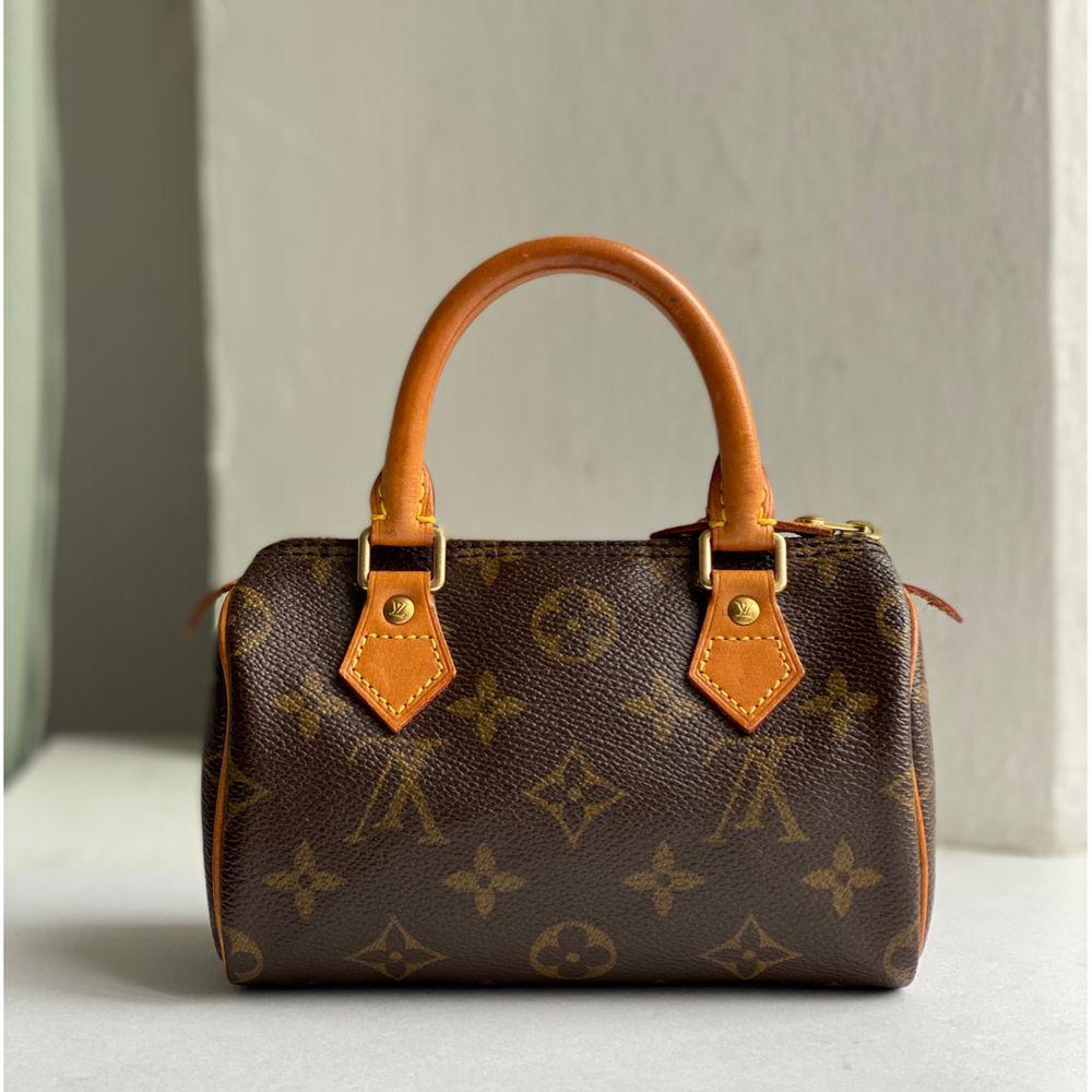 - Designer: LOUIS VUITTON
- Model: Nano Speedy 
- Condition: Good condition. Minor sign of wear on leather, Scratches on hardware
- Accessories: Strap (Removable & Adjustable)
- Measurements: Width: 16cm , Height: 10cm , Depth: 7cm , Strap: 100cm 
-