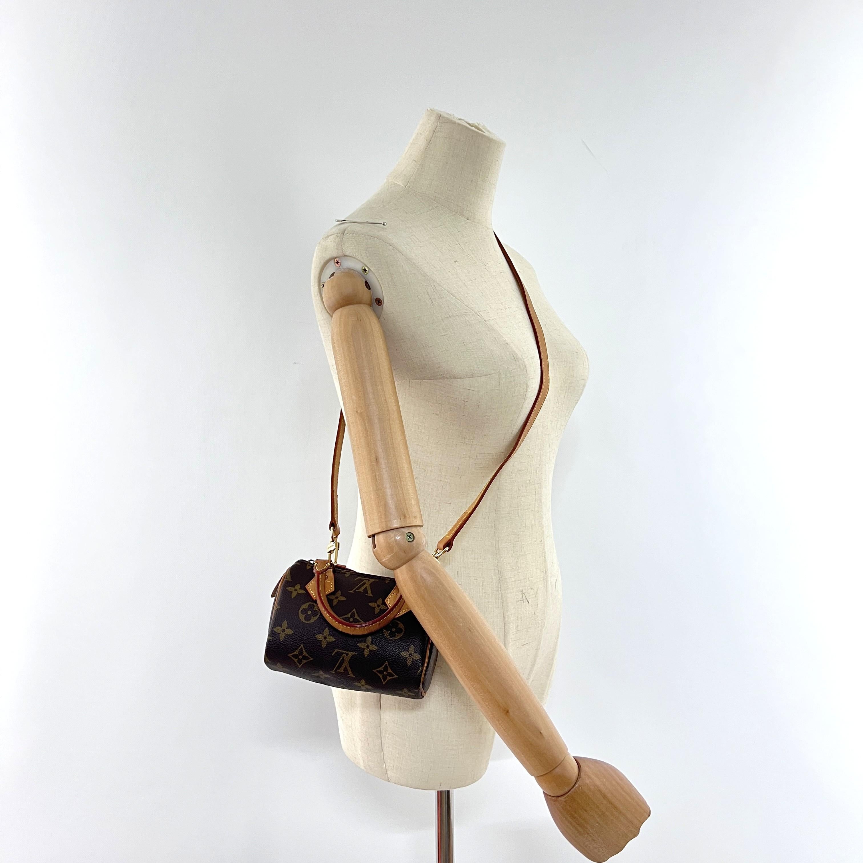 LOUIS VUITTON Nano Speedy en toile marron, cuir et métal doré. Le sac est muni d'une fermeture à glissière. L'intérieur se compose d'un compartiment principal. Peut être porté à la main ou en bandoulière. Le sac est en très bon état ; peu utilisé et