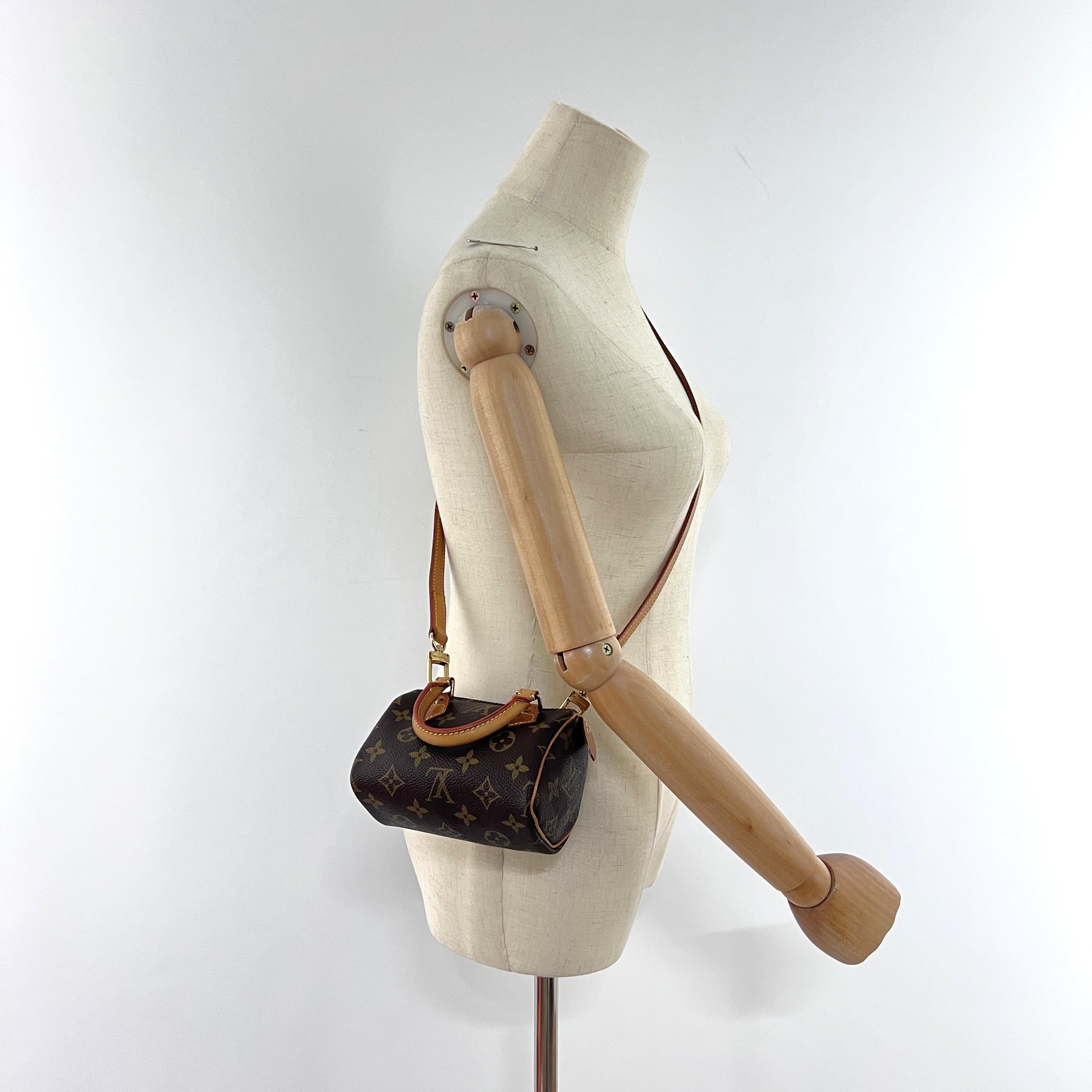 LOUIS VUITTON Nano Speedy en toile marron, cuir et métal doré. Le sac est muni d'une fermeture à glissière. L'intérieur se compose d'un compartiment principal. Peut être porté à la main ou en bandoulière. Le sac est en très bon état ; peu utilisé et