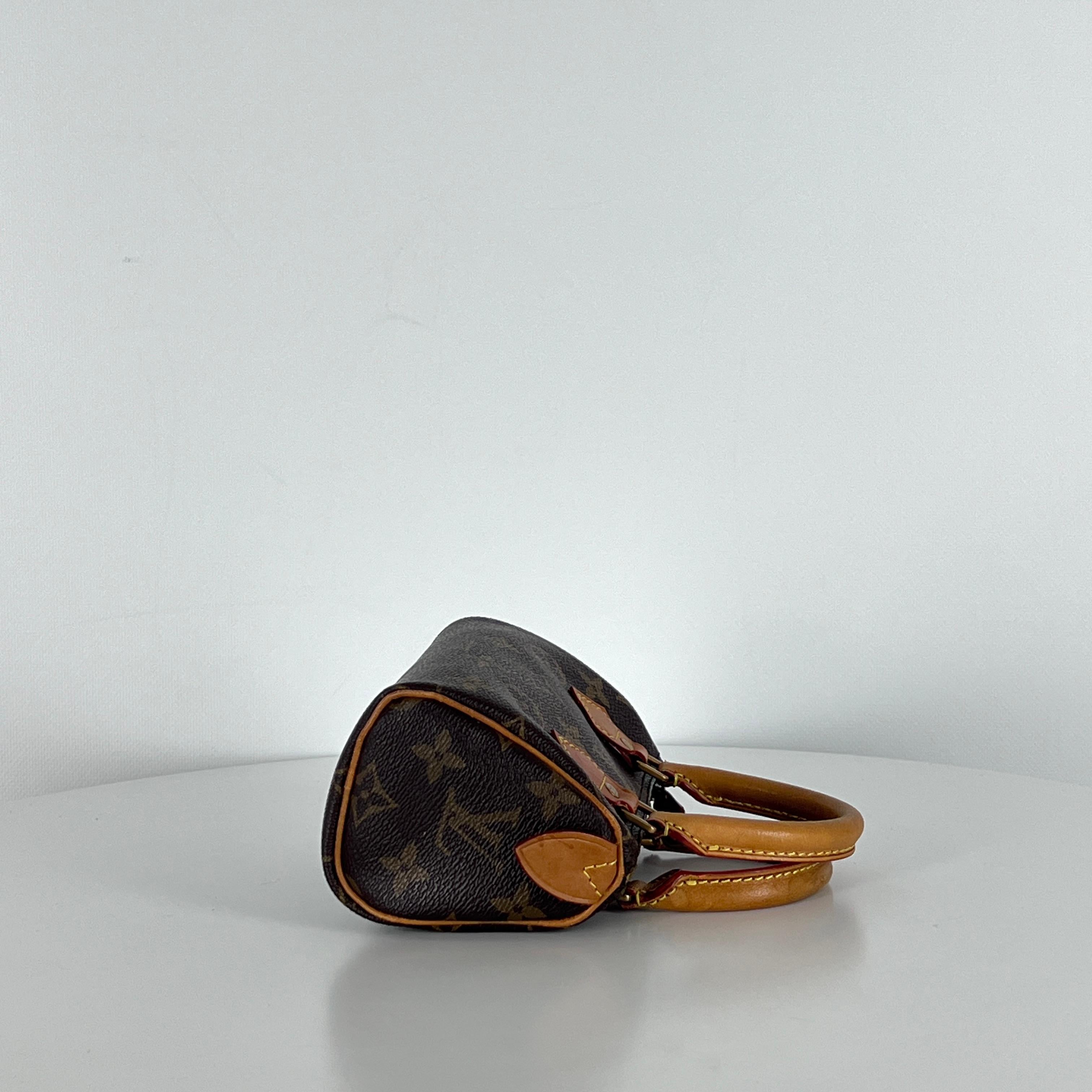 Louis Vuitton Nano Speedy Top Handle Bag Monogram Canvas Brown circa 1990 en vente 3
