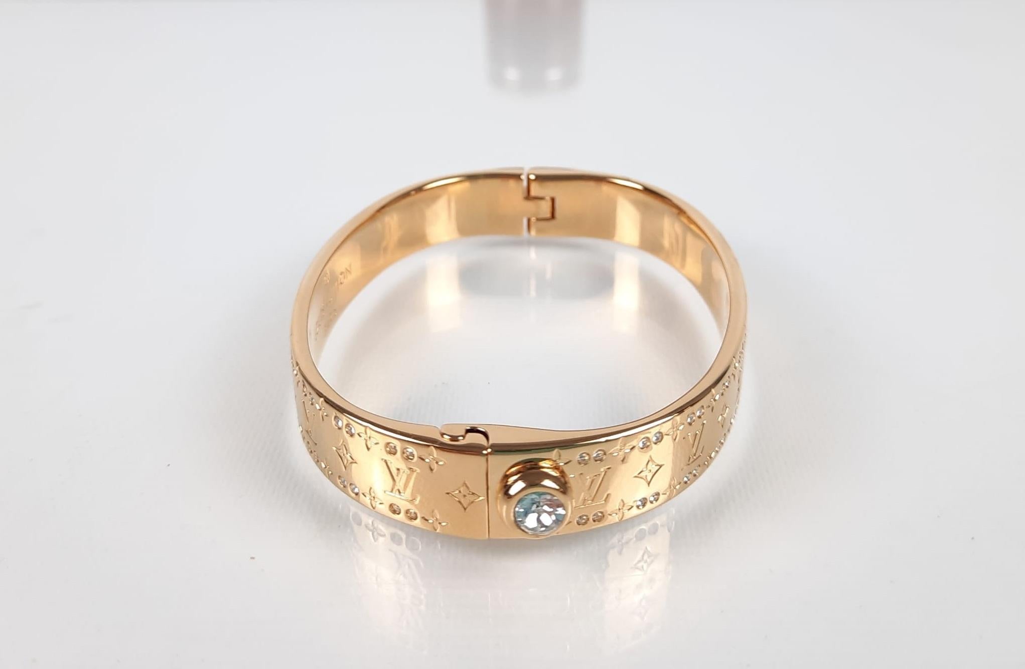 Size S
This must-have bracelet combines Louis Vuitton's iconic Monogram with refined lines of crystals for a perfect day-to-evening piece. Easy to mix and match and accumulate, it will add an elevated touch to any outfit.
Metal with gold-colour