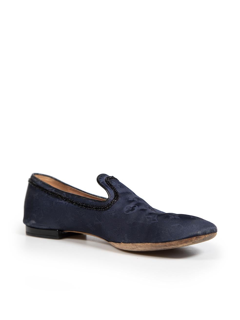 L'ÉTAT est bon. L'usure générale des chaussures est évidente. Signes modérés d'usure sur l'extérieur du tissu et de traction sur le tissage à l'arrière et à l'avant des chaussures sur cet article de revente de designer Louis Vuitton d'occasion. Ces