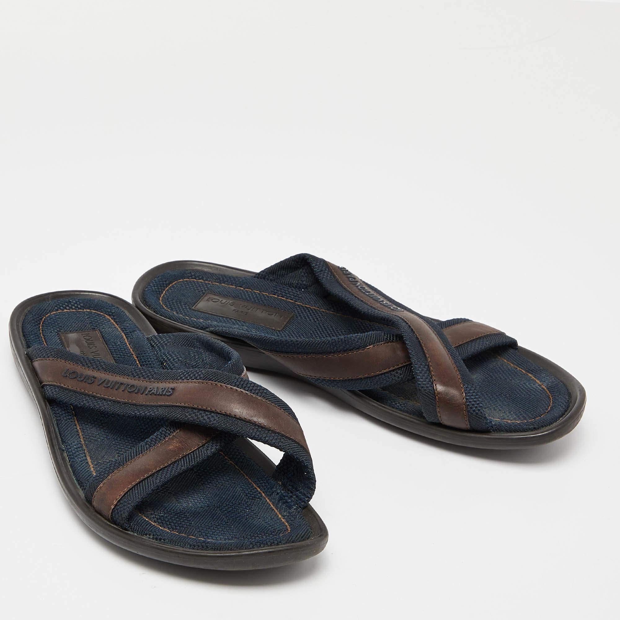 Louis Vuitton Navy Blue/Brown Canvas and Leather Cross Strap Slides Size 43 In Good Condition For Sale In Dubai, Al Qouz 2