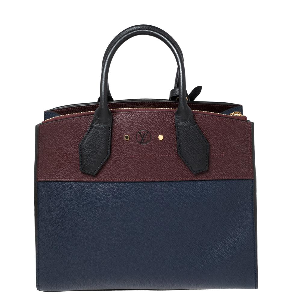 This City Steamer MM bag from Louis Vuitton will ensure a harmonious mix of utility and classic appeal. Showcasing a classy hue and a sturdy shape, this bag is surely a practical investment to make this season. It is crafted using navy-blue,