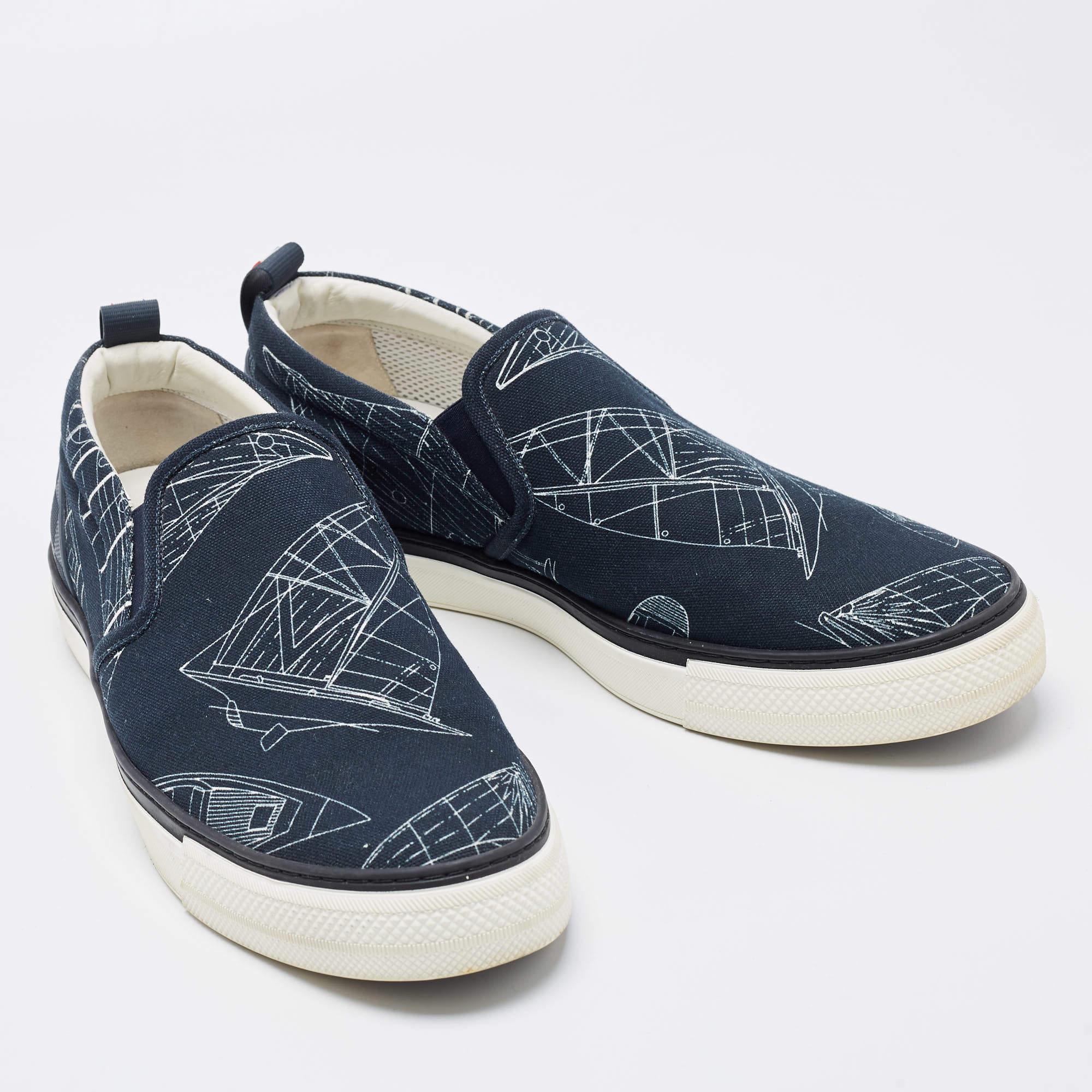 Upgrade your style with these LV sneakers. Meticulously designed for fashion and comfort, they're the ideal choice for a trendy and comfortable stride.

