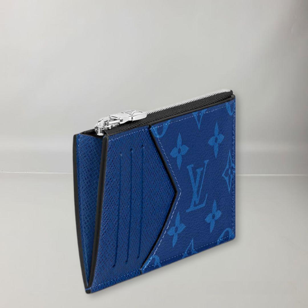 Navy Blue
Taiga cowhide leather and Monogram Pacific coated canvas
Cowhide-leather trim
Cowhide-leather lining
Silver-color hardware
4 credit-card slots
Zipped compartment
Flat compartment for bills and receipts
