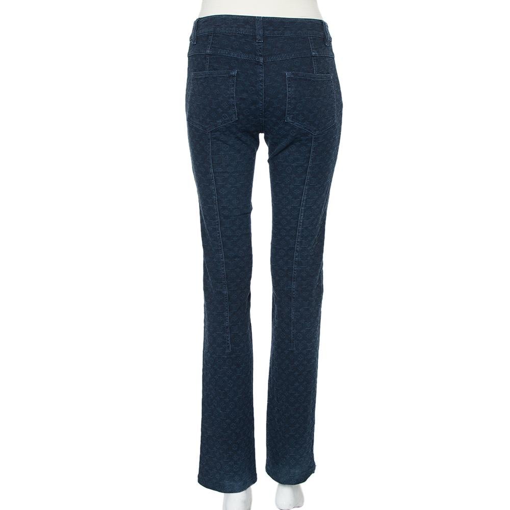 Expect comfortable fits, high quality, and effortless style from Louis Vuitton. This pair of Louis Vuitton jeans for women ensures a casual style that is full of ease. Made using a cotton blend, the pair in navy blue has a tapered silhouette, four