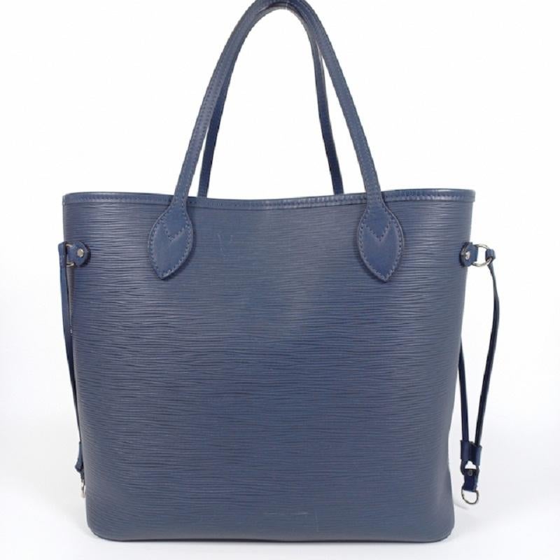 Navy Blue Epi leather Louis Vuitton Neverfull MM with silver-tone hardware, dual flat shoulder straps, drawstring adornments at sides, tonal Alcantara lining and clasp closure at top.

 

330748MSC