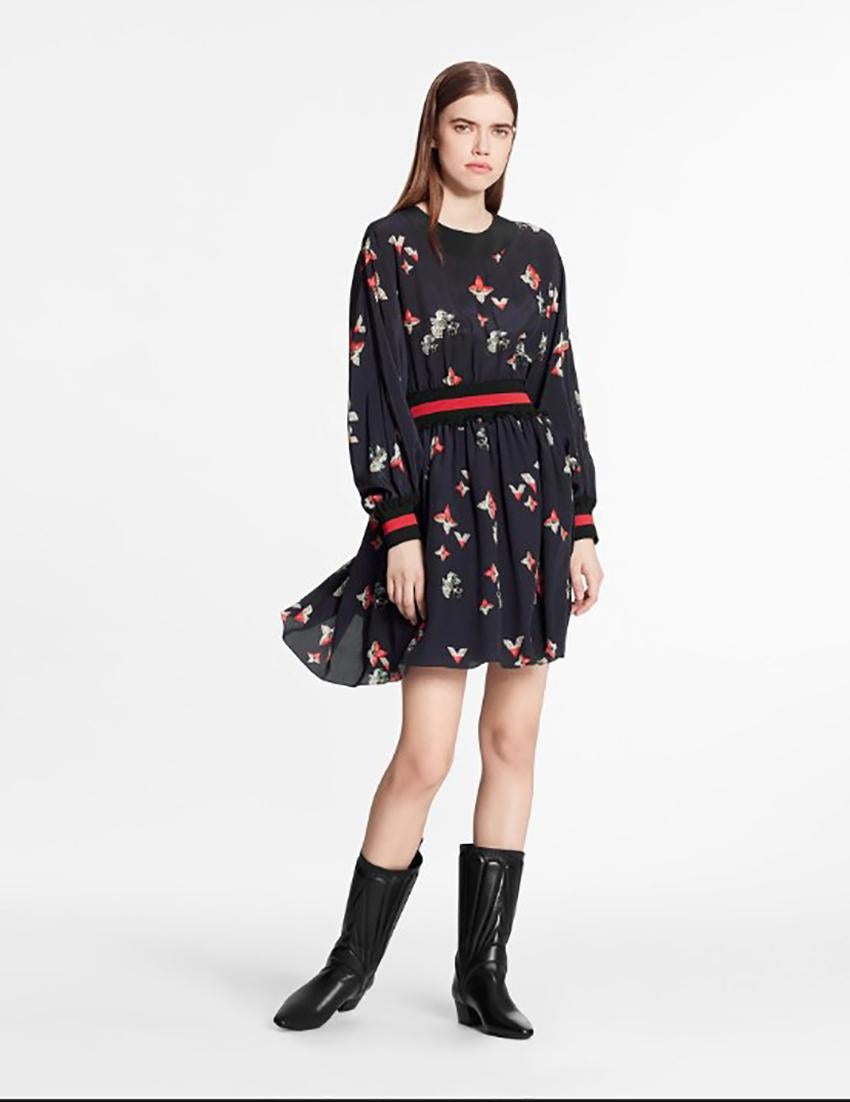 LOUIS VUITTON

Un exclusivo estampado Louis Vuitton salpicado de flores y joyas da un toque chic y moderno a este minivestido de manga larga en crepé de chine de seda. Las generosas mangas crean un contrapunto a la longitud a medio muslo, mientras