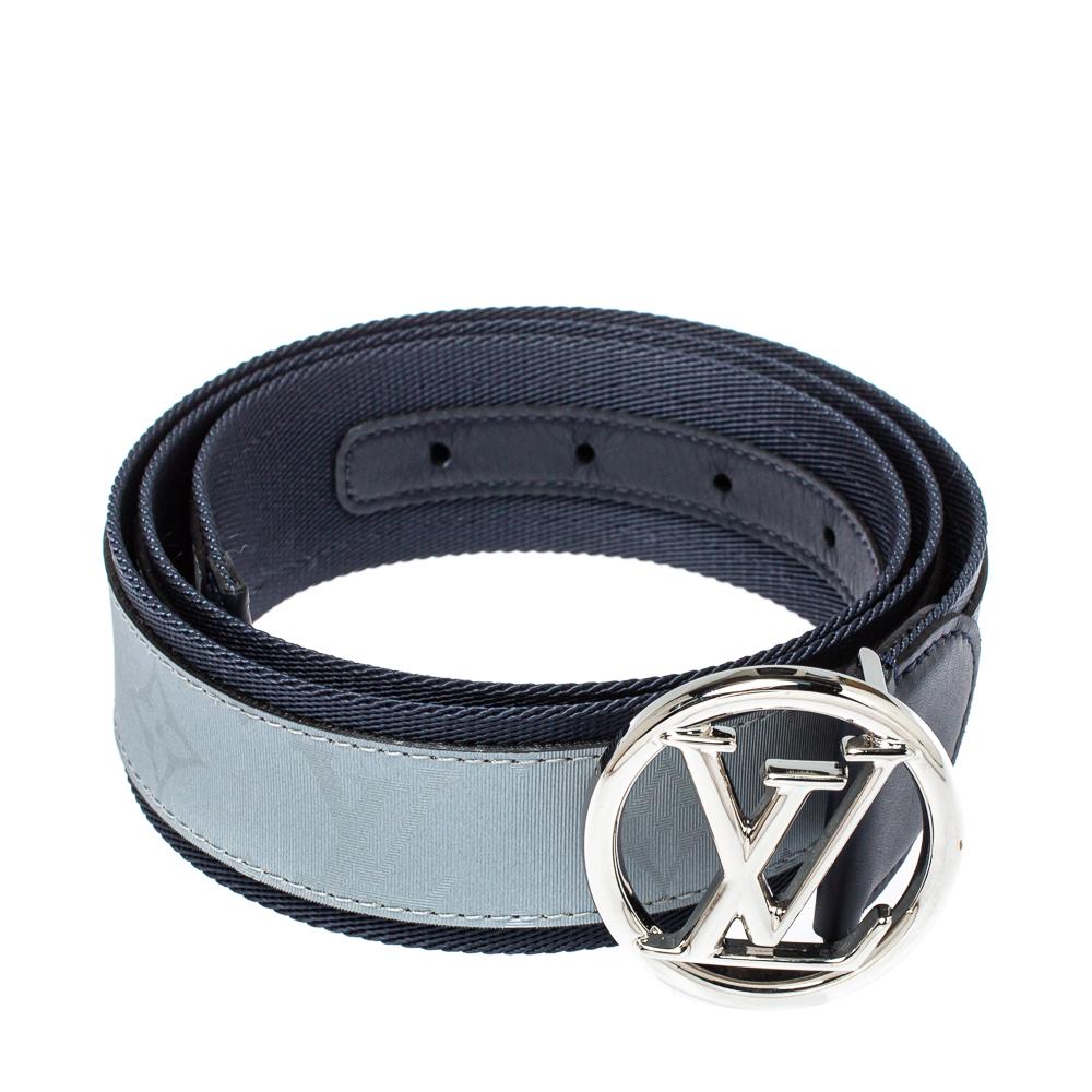 Dieser edle Gürtel aus dem Hause Louis Vuitton verleiht Ihnen einen stilvollen Look:: wenn Sie ihn zu Ihrer Garderobe tragen. Das Must-have aus monogrammiertem Stoff zeigt die LV-Initialen in einem Kreis als Schnalle. Holen Sie sich jetzt diesen