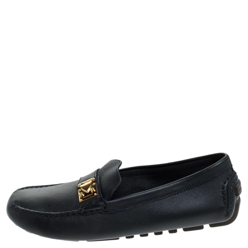 This pair of Louis Vuitton's Driving loafers combines comfort with style. Crafted from navy blue Suhali leather, they feature comfortable insoles and the signature S lock on the uppers. This pair can be teamed up with your casual attire.

Includes: