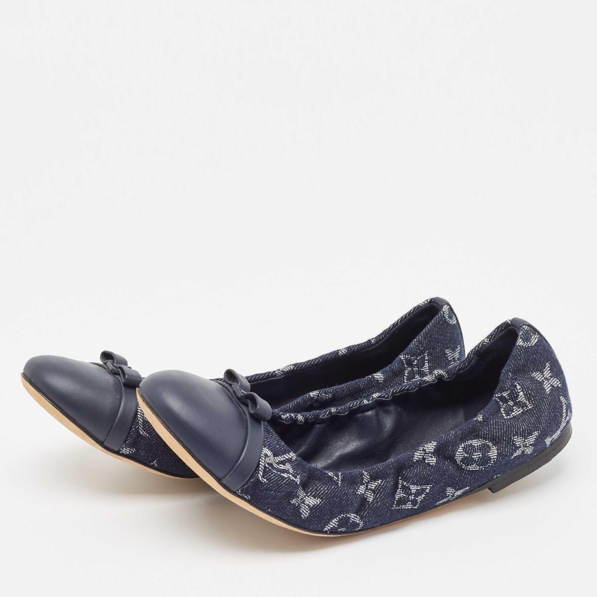 Complete your look by adding these designer ballet flats to your lovely wardrobe. They are crafted skilfully to grant the perfect fit and style.

