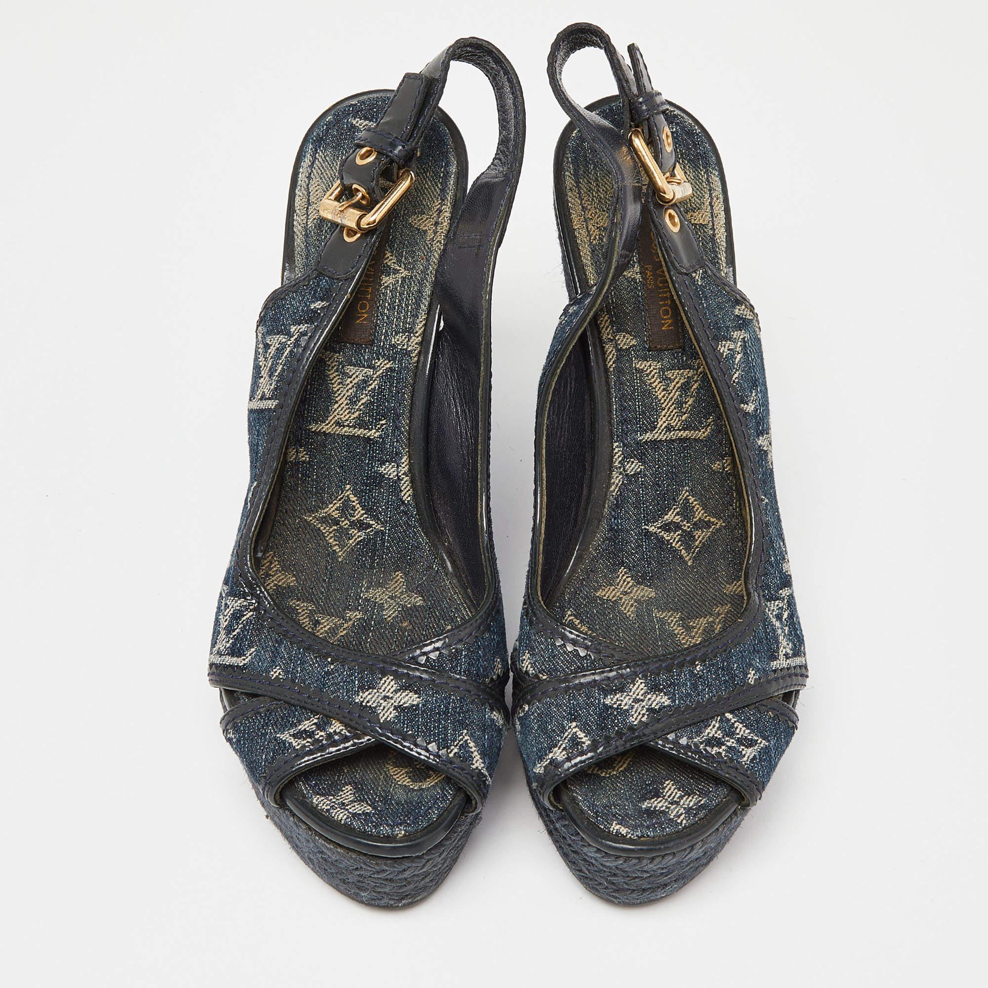 Affichez un style élégant avec cette paire d'escarpins. Ces chaussures élégantes sont fabriquées à partir de matériaux de qualité. Ils sont posés sur des semelles durables et des talons élégants.

