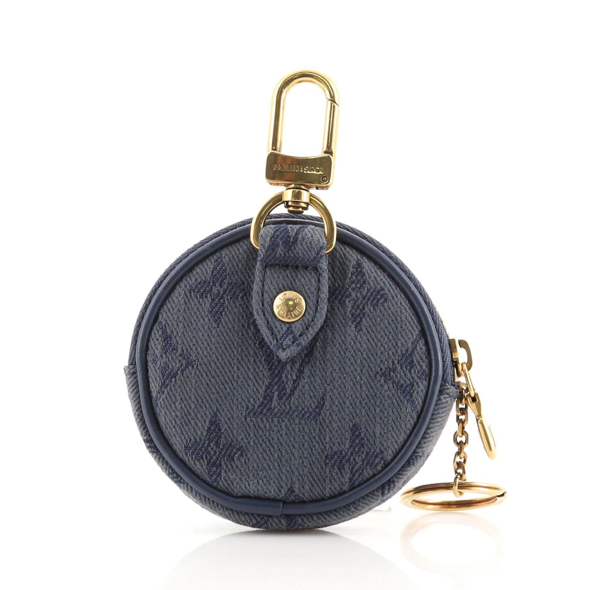 Louis Vuitton Navy Blue Monogram Denim Round Bag Charm and Key Holder

Condition Details: Odor in interior. Moderate wear and discoloration on exterior, slight splitting on interior side corner, scratches and tarnish on