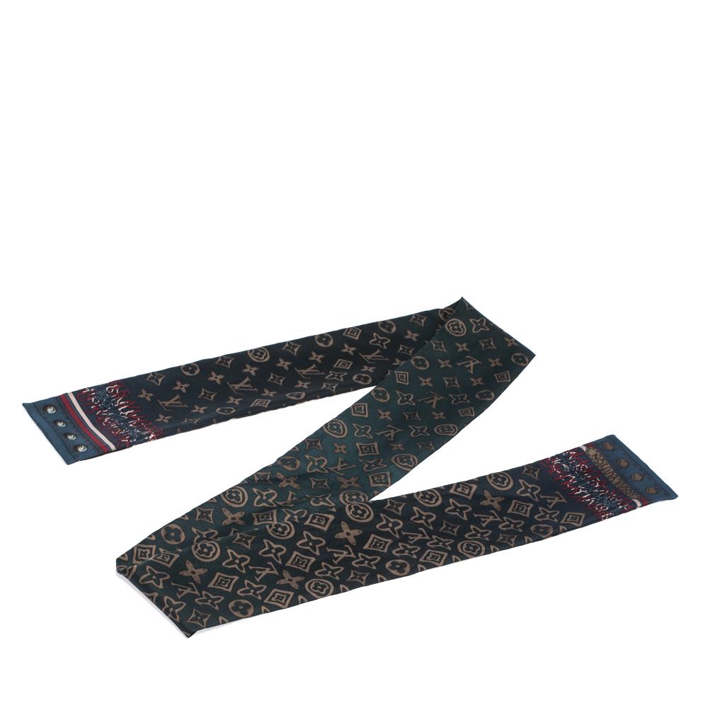 To be tied around your wrist, head, or handbags, bandeau scarfs are versatile accessories to own. Louis Vuitton's bandeau scarfs bring unique designs on fabrics that are smooth and luxurious to touch. This one here is blooming beautifully in the