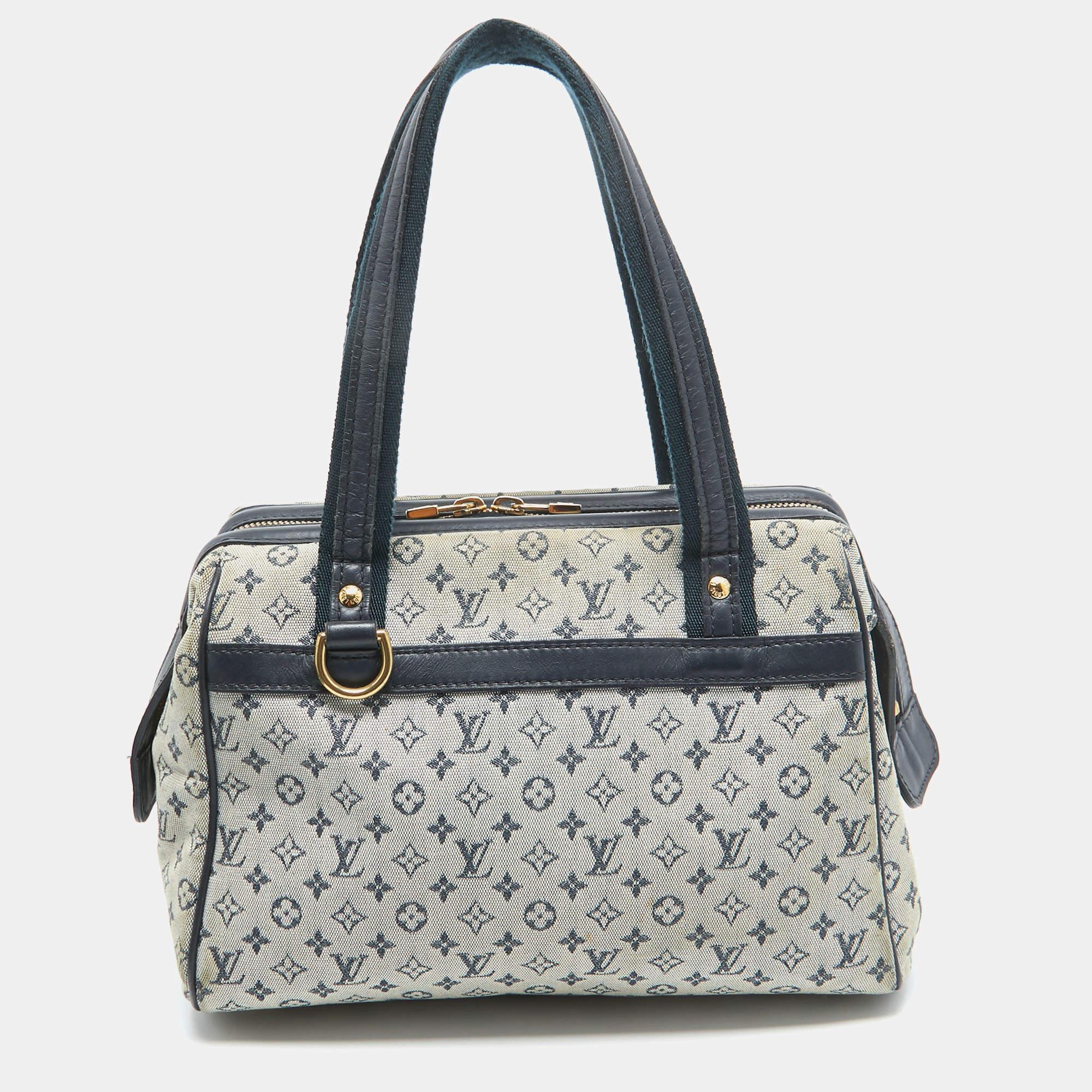 Designer bags are ideal companions for ample occasions! Here we have a fashion-meets-functionality piece crafted with precision. It has been equipped with a well-sized interior that can easily fit all your essentials.

