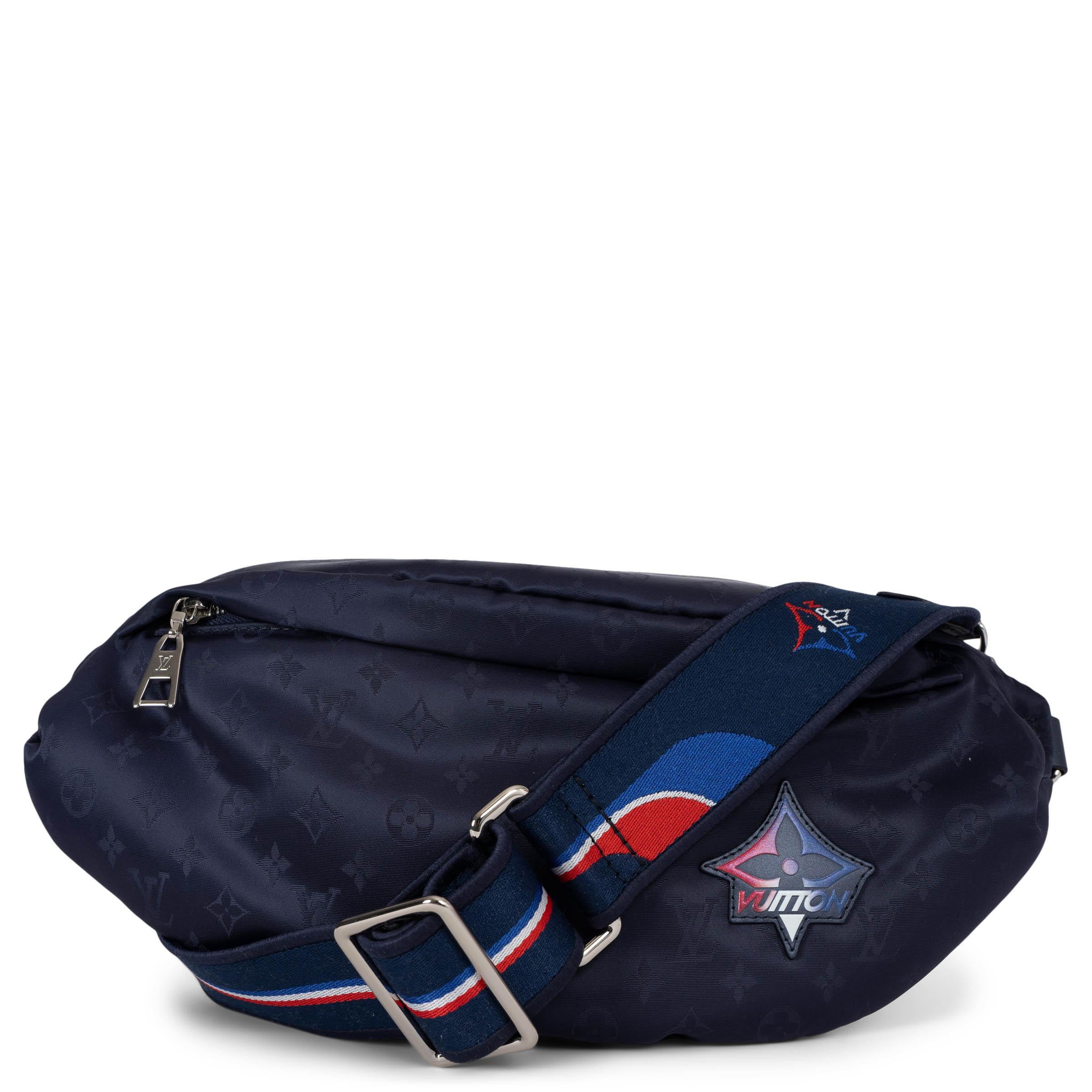 This 100% authentic Louis Vuitton LV Ski Bumbag in navy blue ECONYL® nylon is a modern interpretation of winter sports gear. Part of the LV Ski capsule, its discreet Monogram pattern is achieved through a mix of matte and shiny textures. Designed