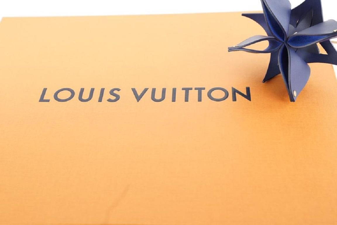 Louis Vuitton Marineblaue Objet Nomades Origami-Blume von Atelier Oi372lvs225 im Angebot 6