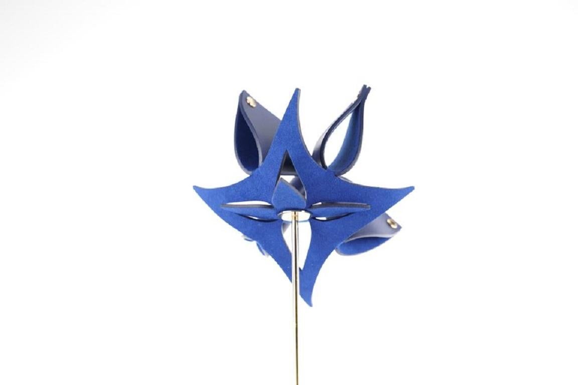 Louis Vuitton Marineblaue Objet Nomades Origami-Blume von Atelier Oi372lvs225 im Angebot 1