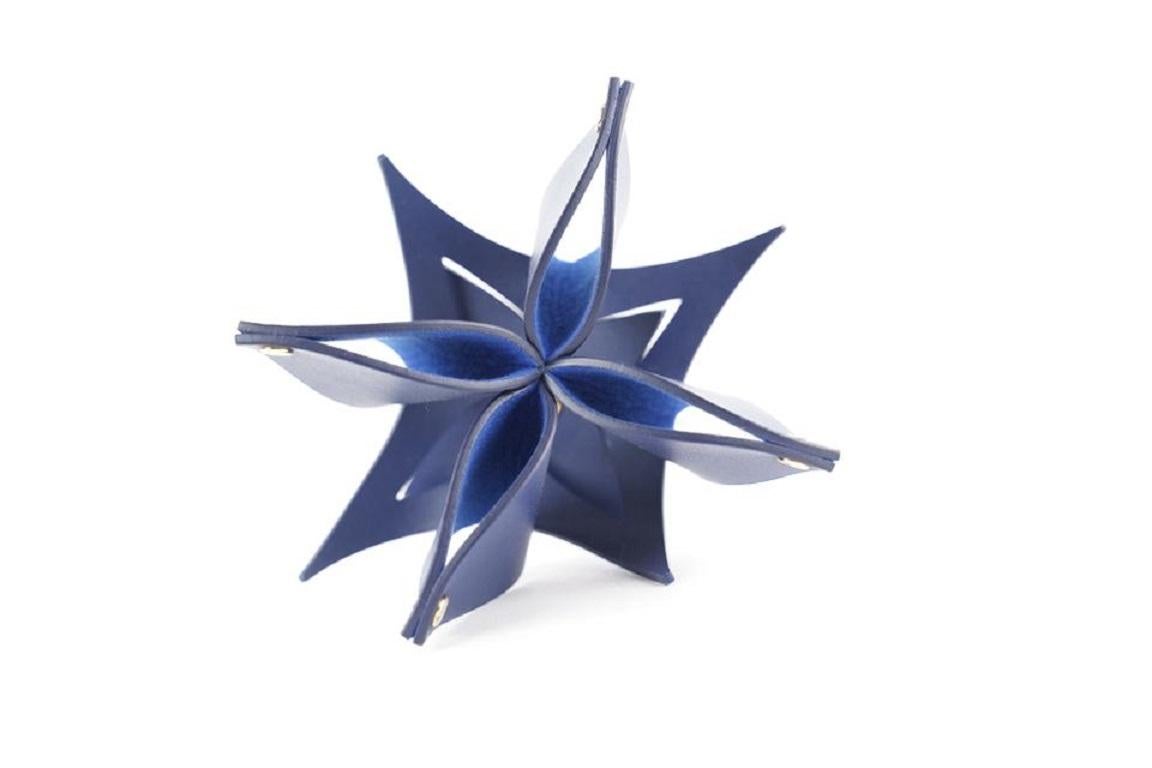 Louis Vuitton Marineblaue Objet Nomades Origami-Blume von Atelier Oi372lvs225 im Angebot 2