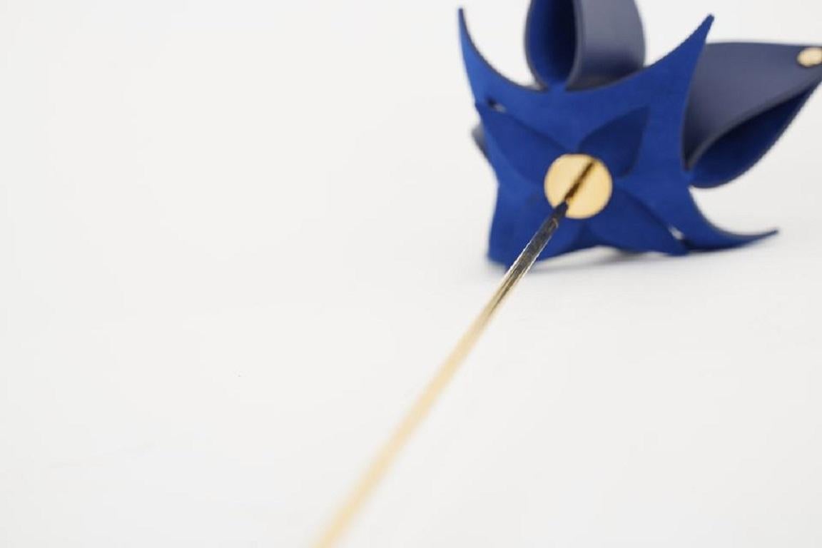 Louis Vuitton Marineblaue Objet Nomades Origami-Blume von Atelier Oi372lvs225 im Angebot 3