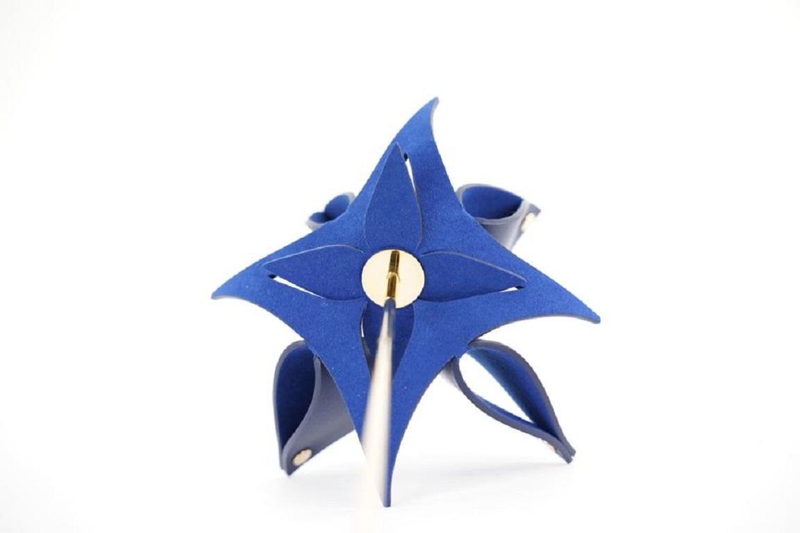 Louis Vuitton Marineblaue Objet Nomades Origami-Blume von Atelier Oi372lvs225 im Angebot 4